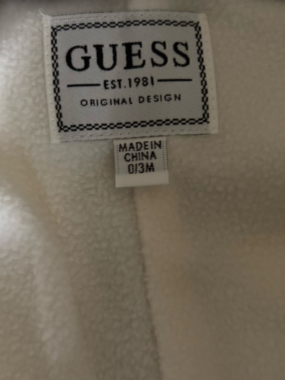 GUESS - Picture 9 of 10